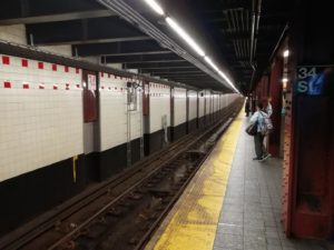 Warten auf die U-Bahn in der 34th Street