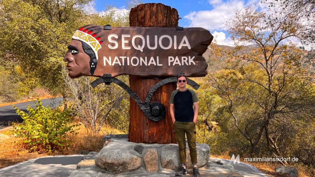 Das Eingangsschild des Sequoia Nationalparks