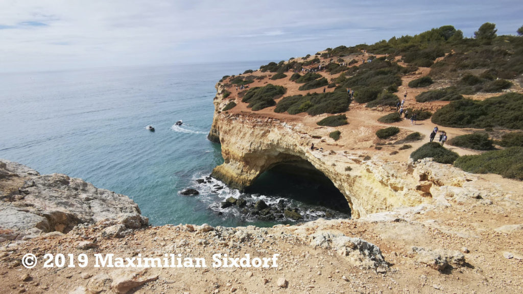 Die Höhlen von Benagil mit Strand in Portugal