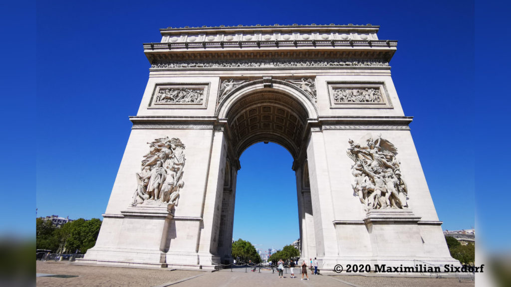 Der riesige Arc de Triomphe