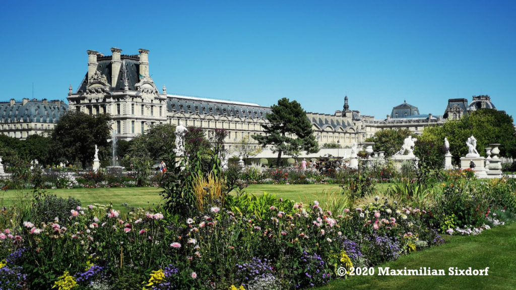 Der Jardin de Tuileries vor dem Louvre in Paris