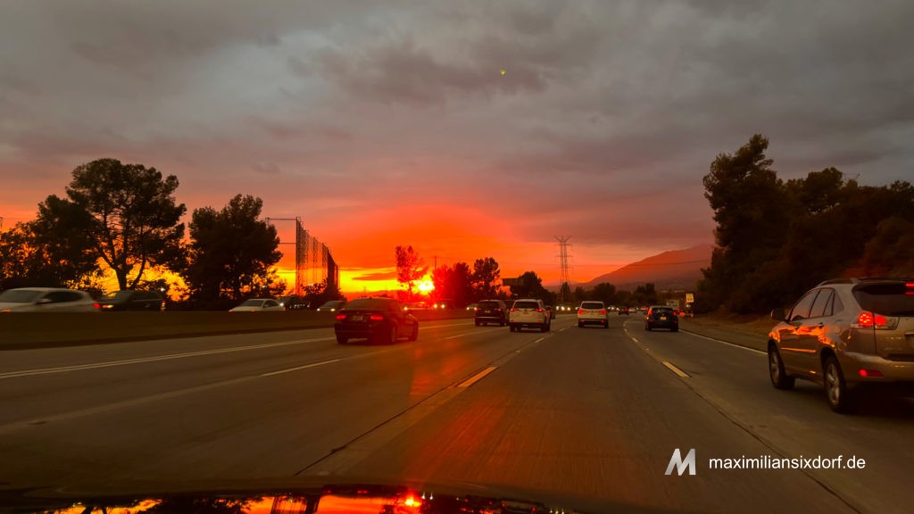Sonnenuntergang bei Unwetter in Kalifornien