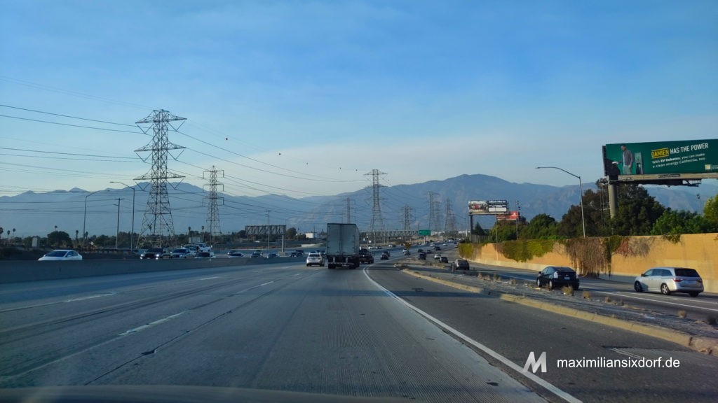 Autofahren in den USA, Berger vor einem Highway in Kalifornien, USA