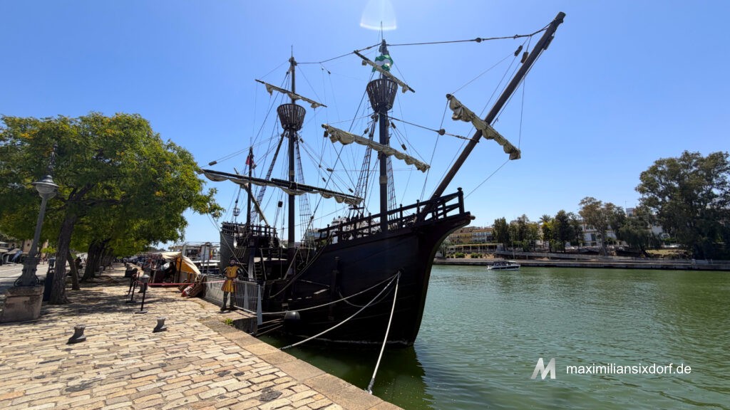 Ein altes Schiff "Victoria" in Sevilla